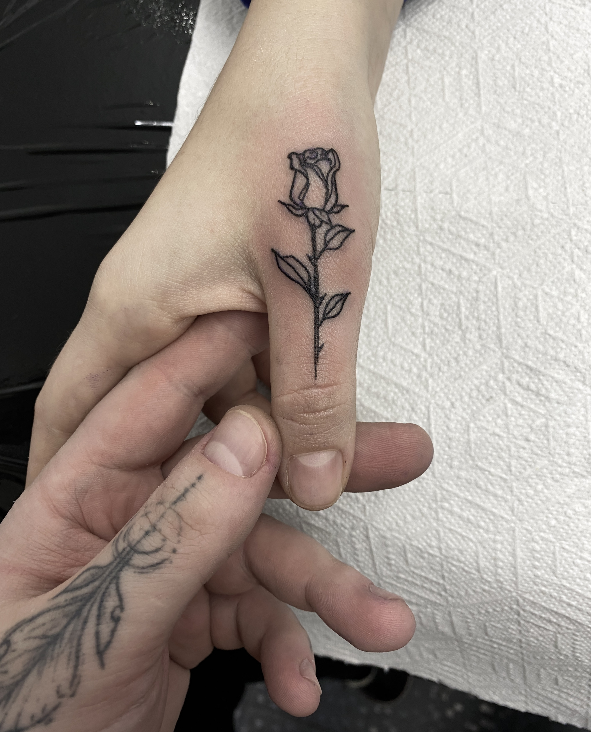 tatuaj mana, tatuaj trandafir, tatuaj alb negru, tatuaj deget