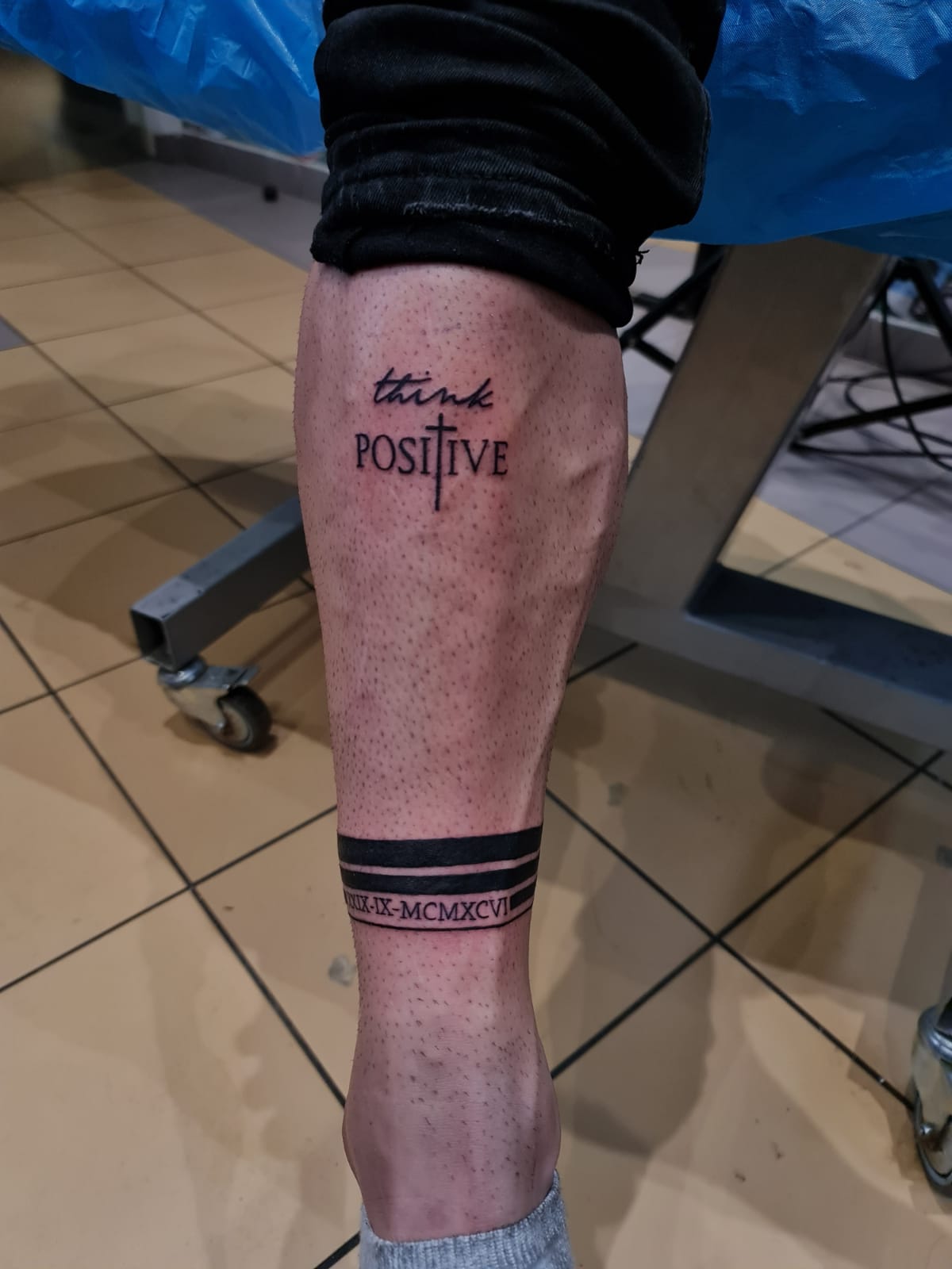 tatuaj cruce, tatuaj think positive, tatuaj alb negru, tatuaj picior