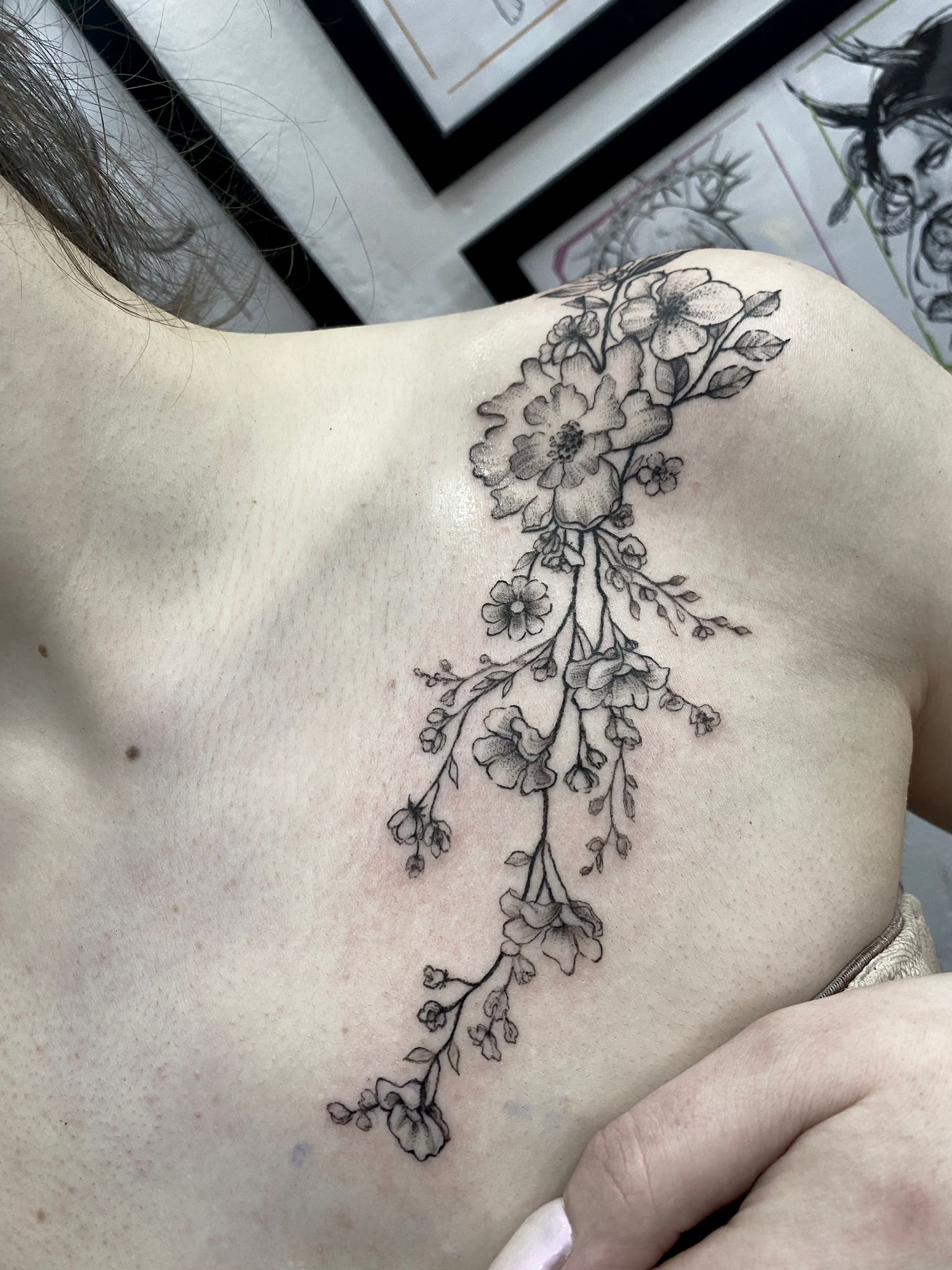tatuaj flori, tatuaj alb negru, tatauaj mare, tatuaj fete, tatuaj umar