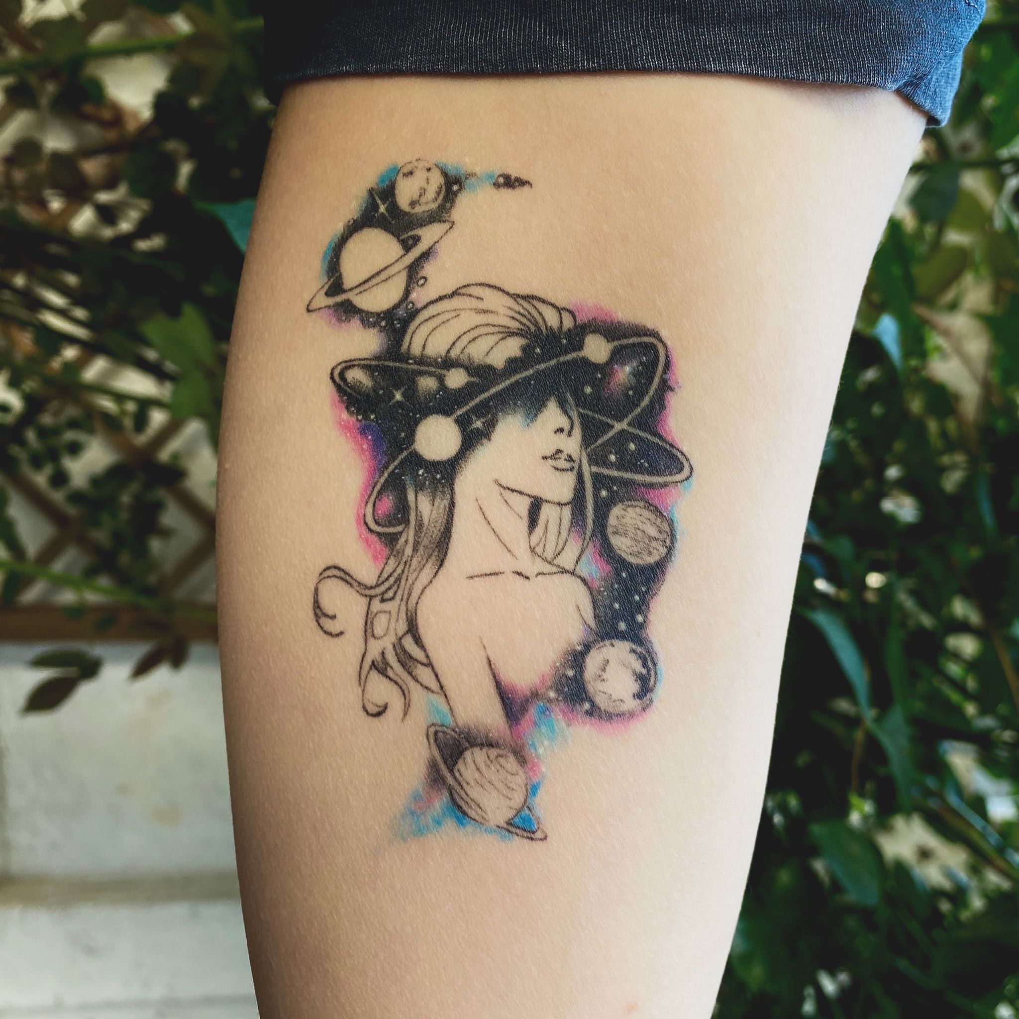 tatuaj fata cu planete, tatuaj color