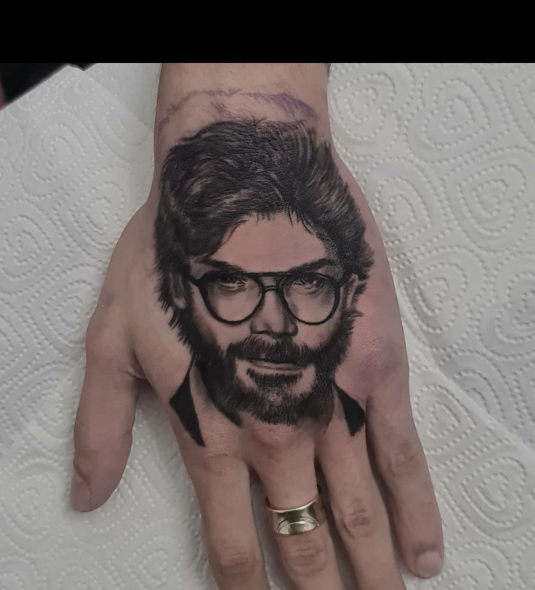 tatuaj portret barbat, tatuaj portret realistic, tatuaj alb negru, tatuaj mana, tatuaj palma