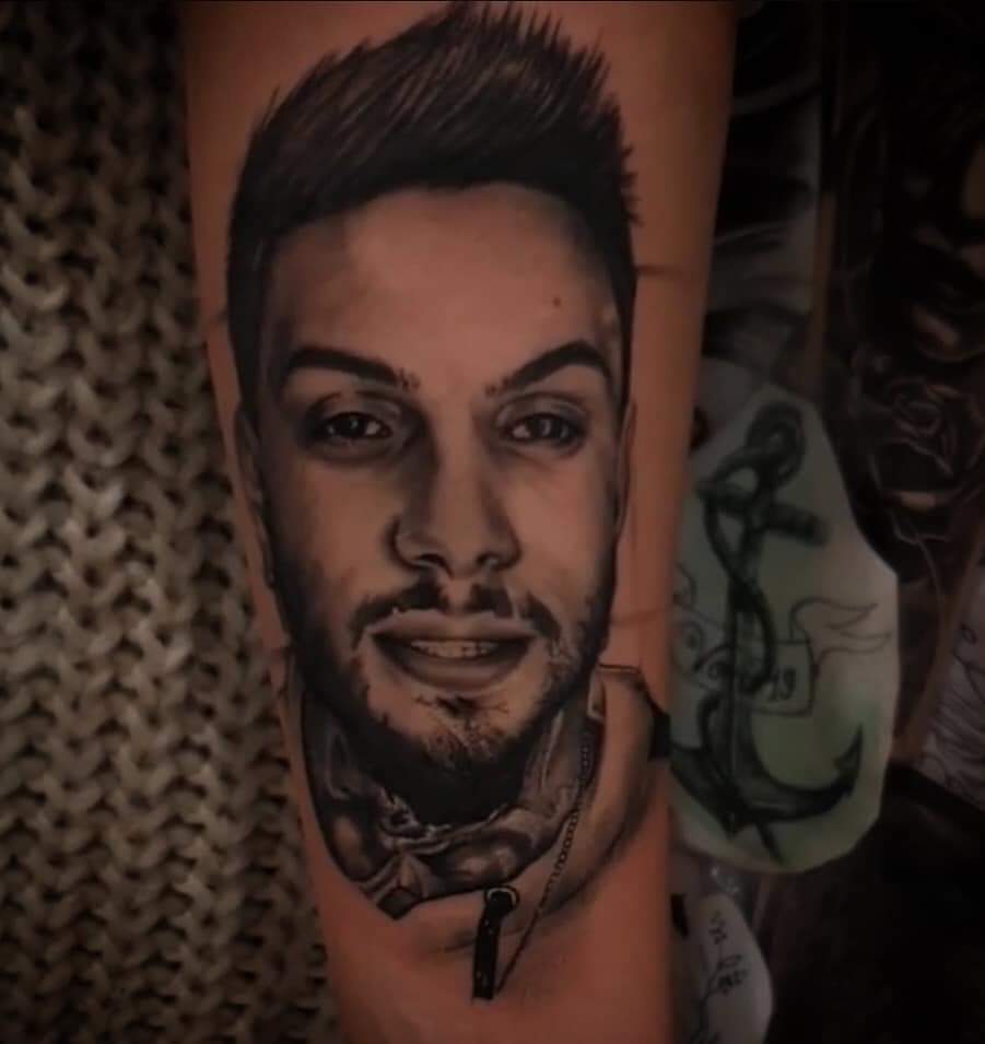 tatuaj portret barbat, tatuaj portret realistic, tatuaj alb negru, tatuaj picior, tatuaj gamba