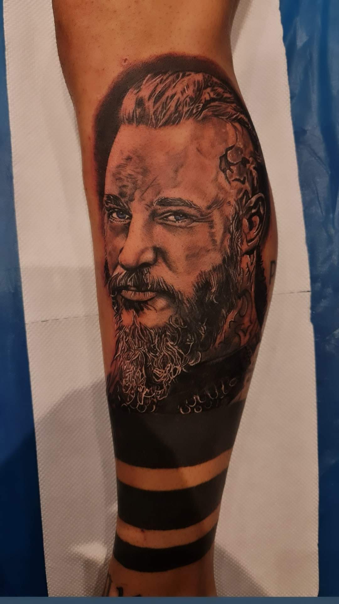 tatuaj portret barbat, tatuaj portret realistic, tatuaj alb negru, tatuaj picior, tatuaj gamba