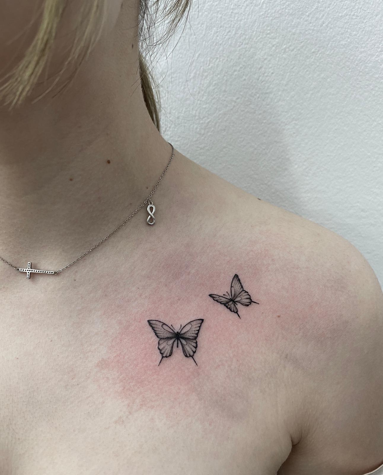 tatuaj fluturi, tatuaj mic, tatuaj alb negru, tatuaj piept