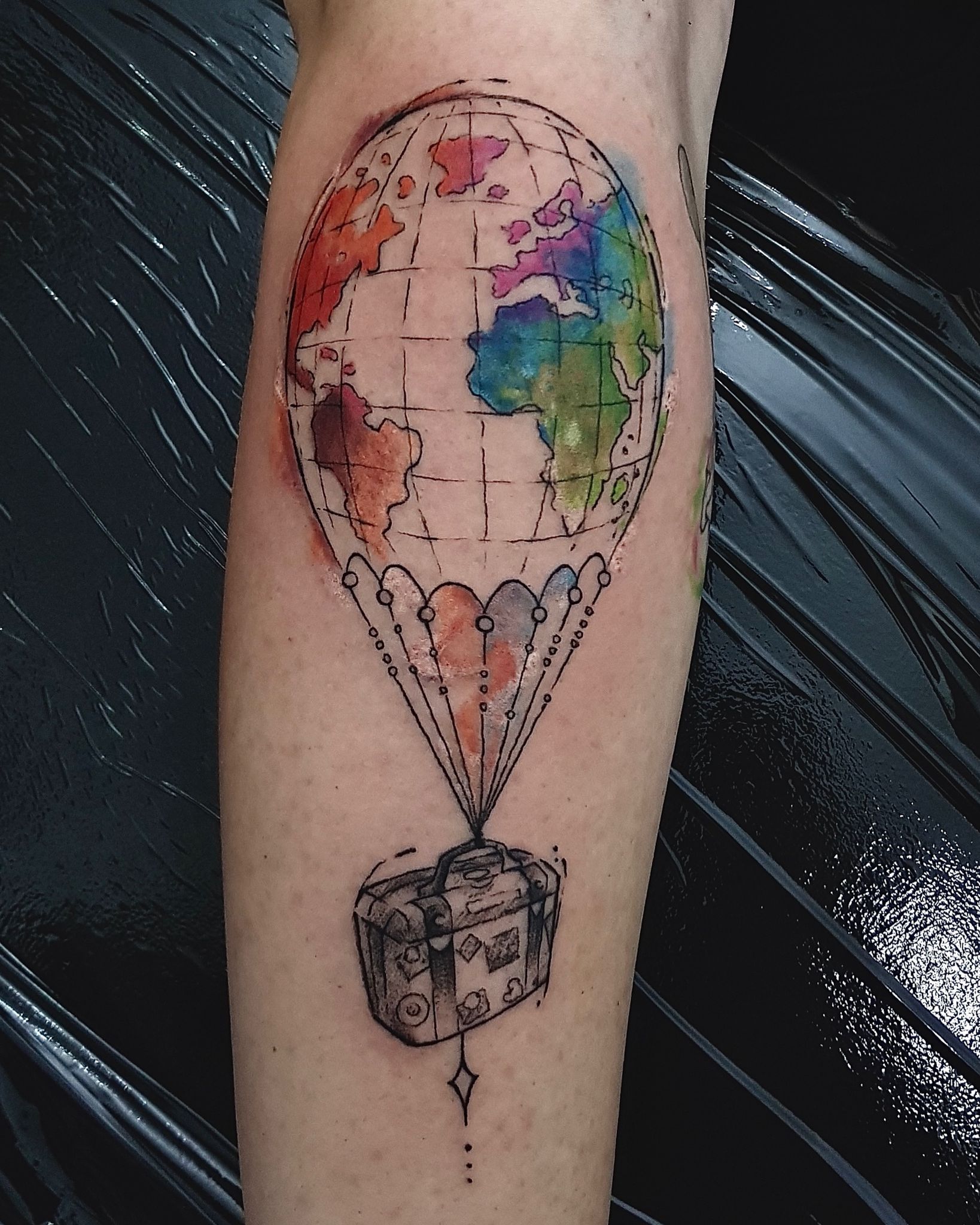tatuaj balon, tatuaj travel, tatuaj calatorii, tatuaj balon cu harta lumiii, tatuaj balon cu valiza, tatuaj color
