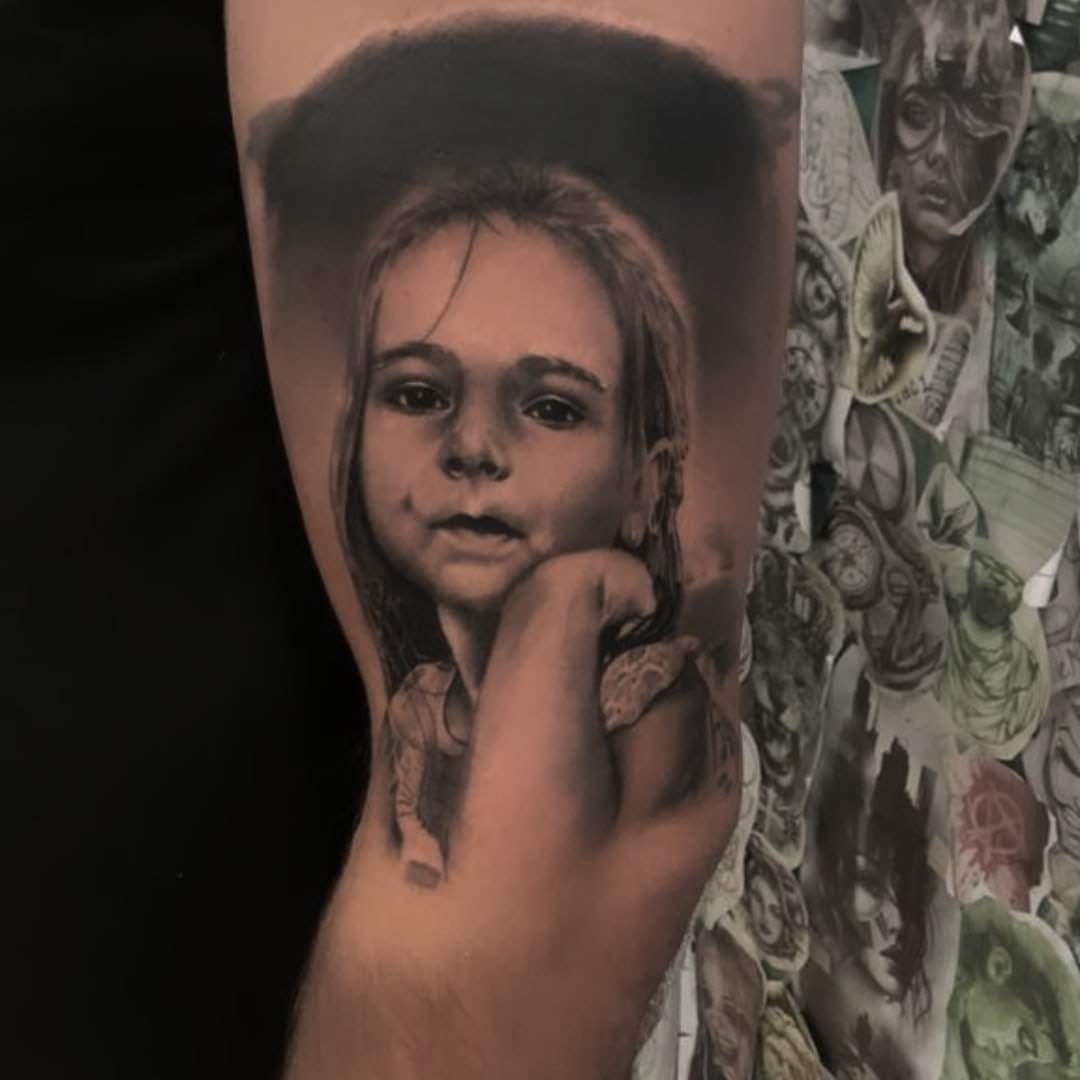 tatuaj portret copil, tatuaj realist, tatuaj alb negru, tatuaj portret