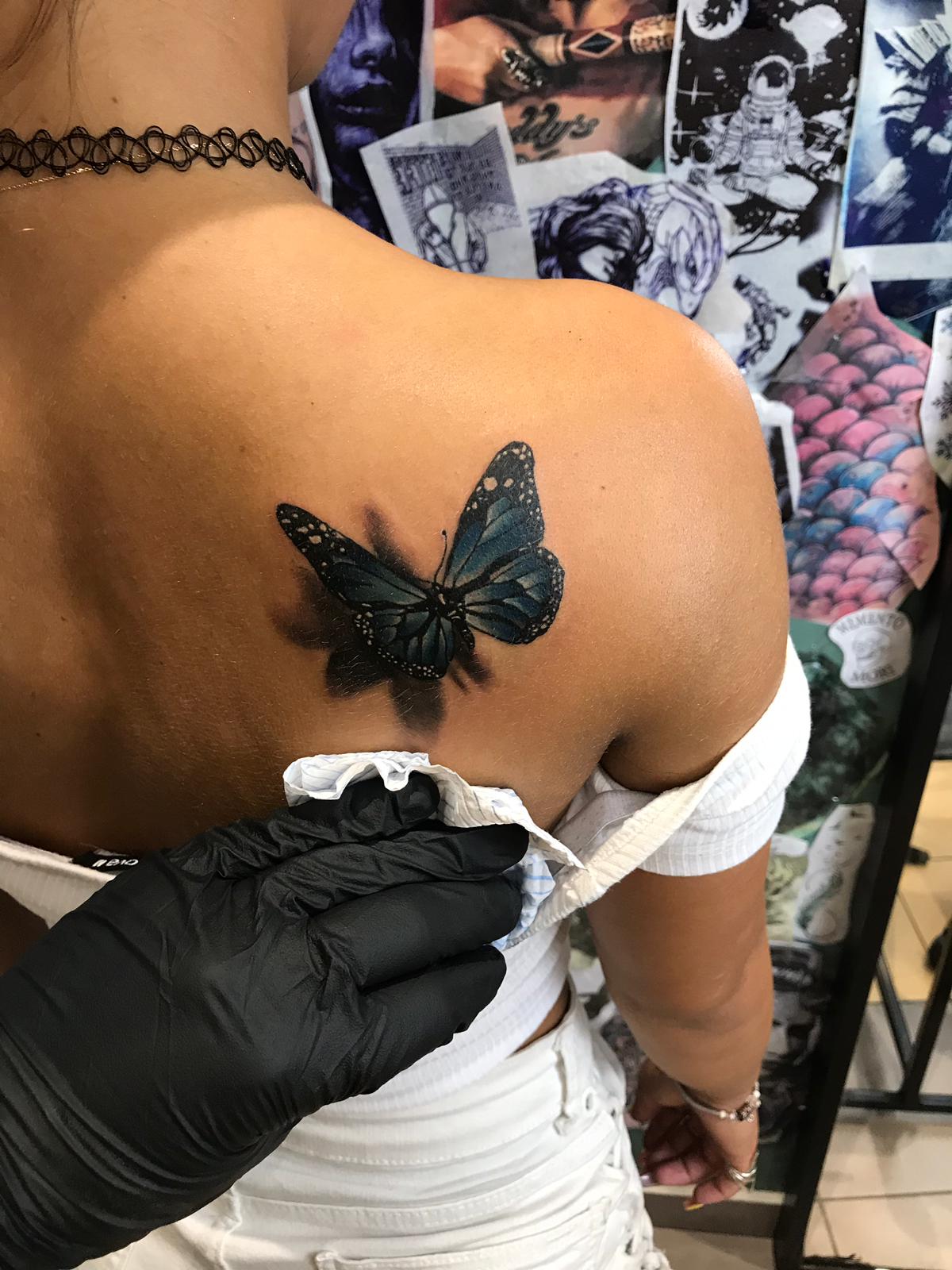 Tatuaj fluture, tatuaj spate, tatuaj mic, tatuaj color, tatuaj fete
