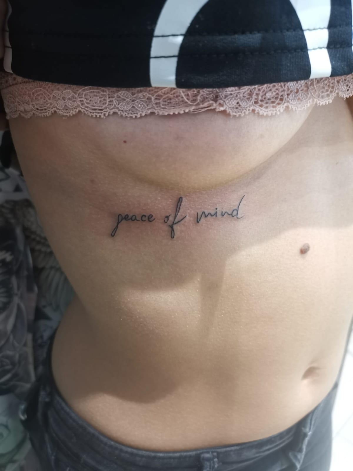 tatuaj scris, tatuaj sub sani, tatuaj mic, tatuaj alb negru