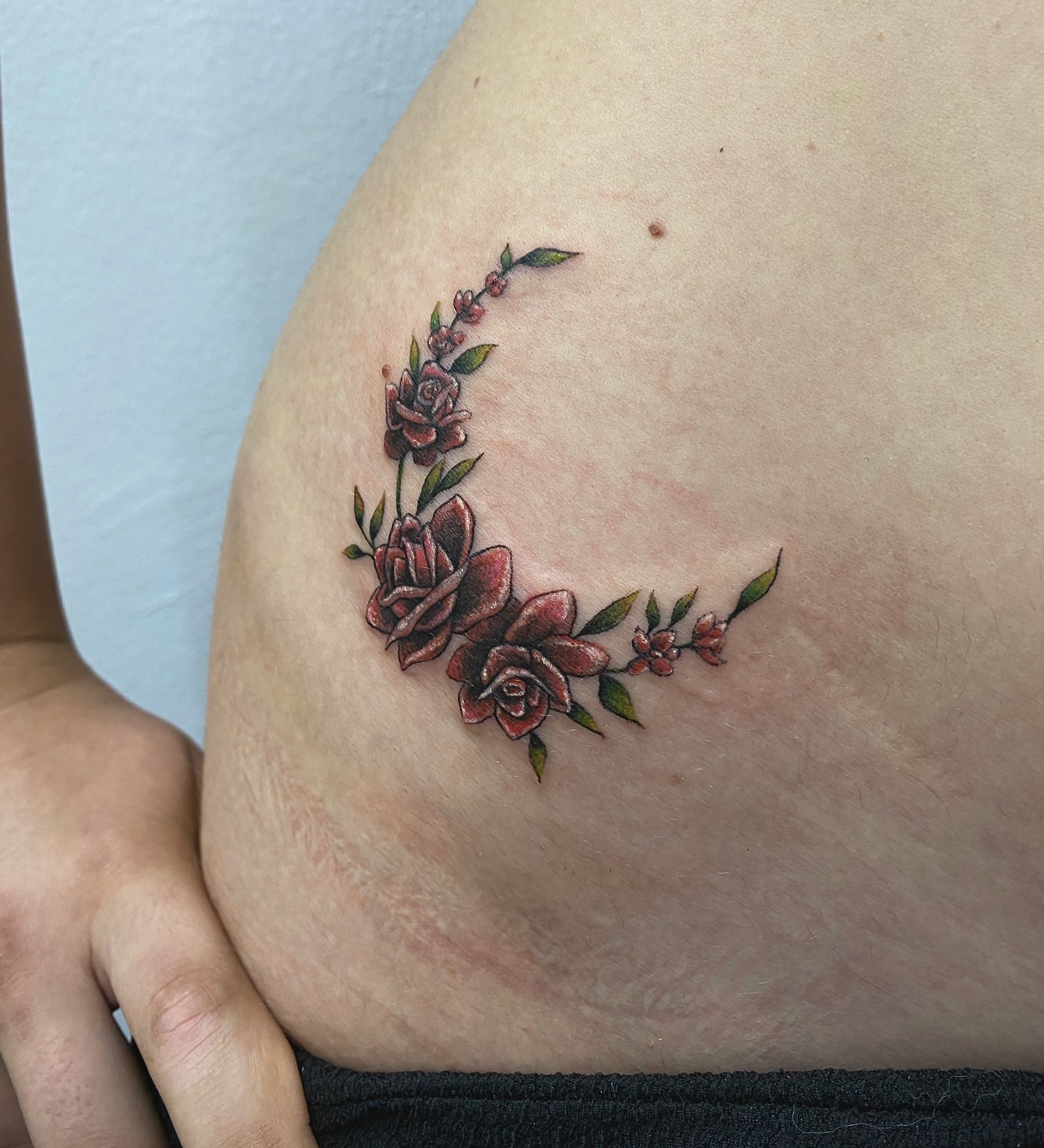 tatuaj flori, tatuaj abdomen, tatuaj color, tatuaj trandafiri