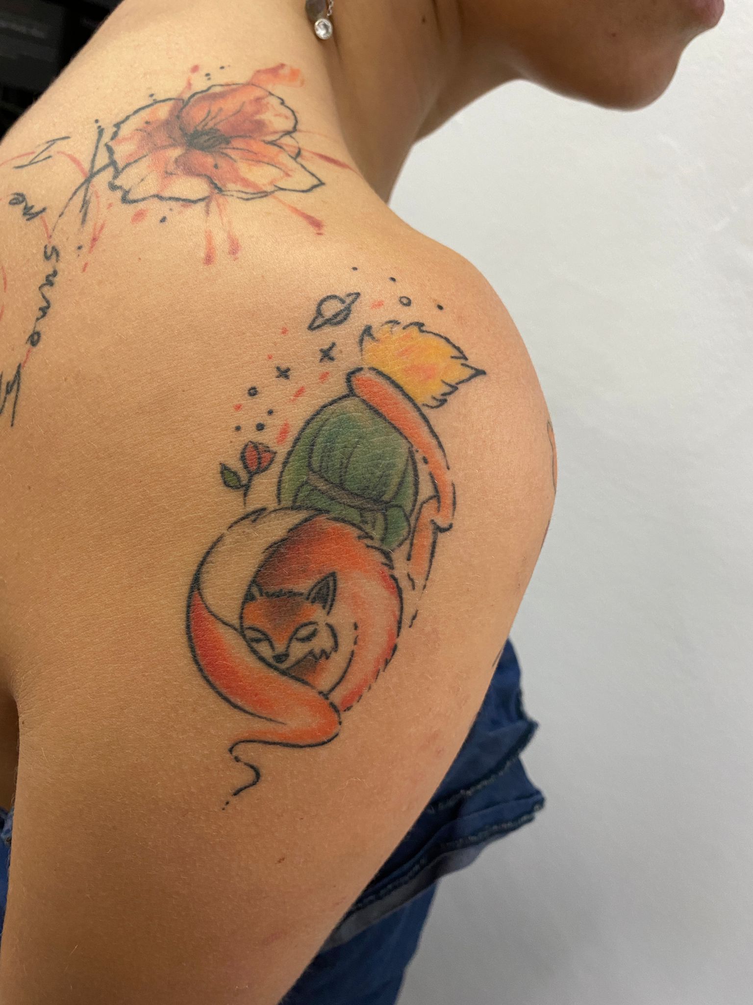 tatuaj vulpe, tatuaj color, tatuaj fete, tatuaj umar, tatuaj mana