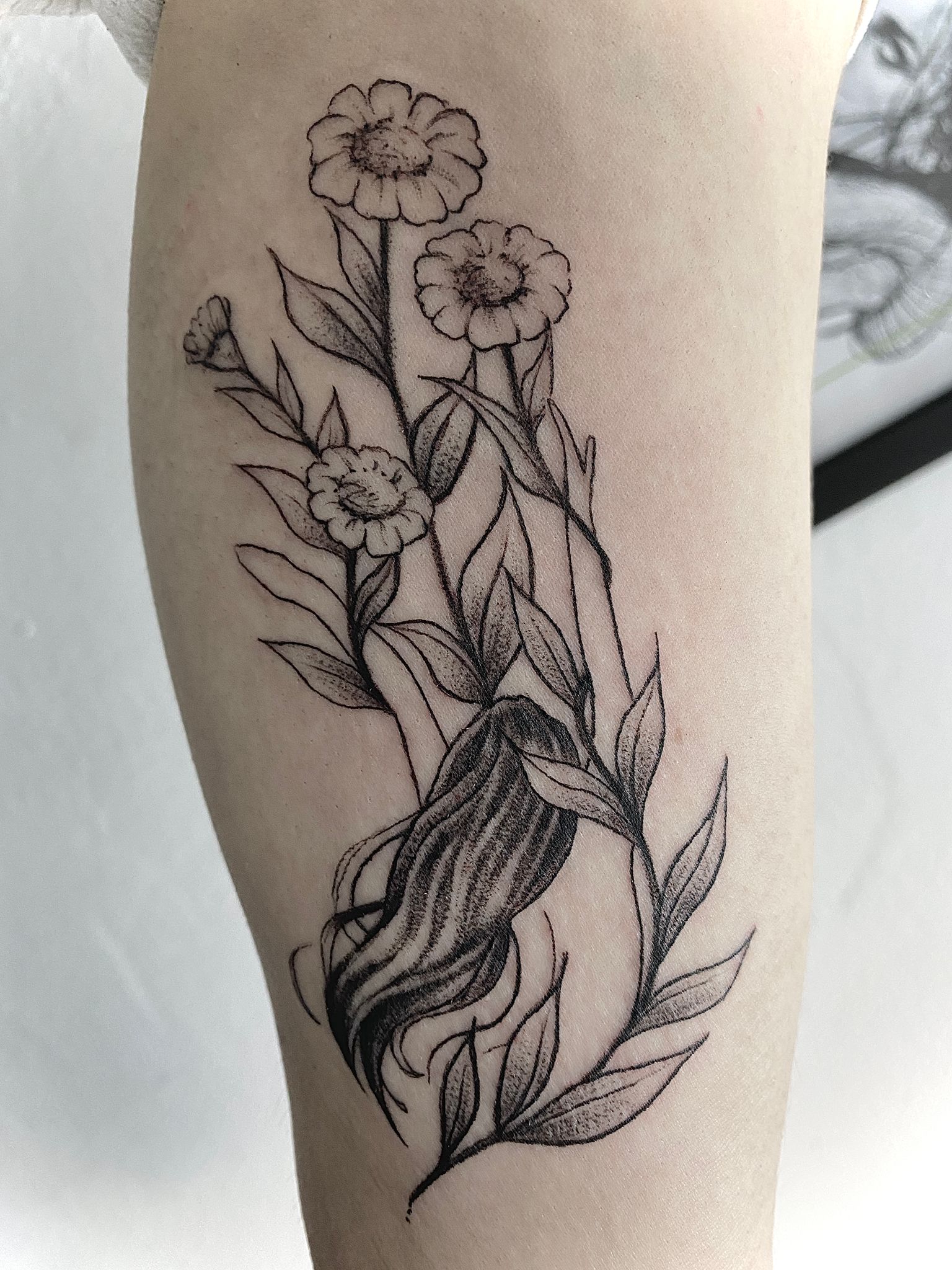 tatuaj fata in flori, tatuaj flori, tatuaj fata, tatuaj alb negru, tatuaj mana