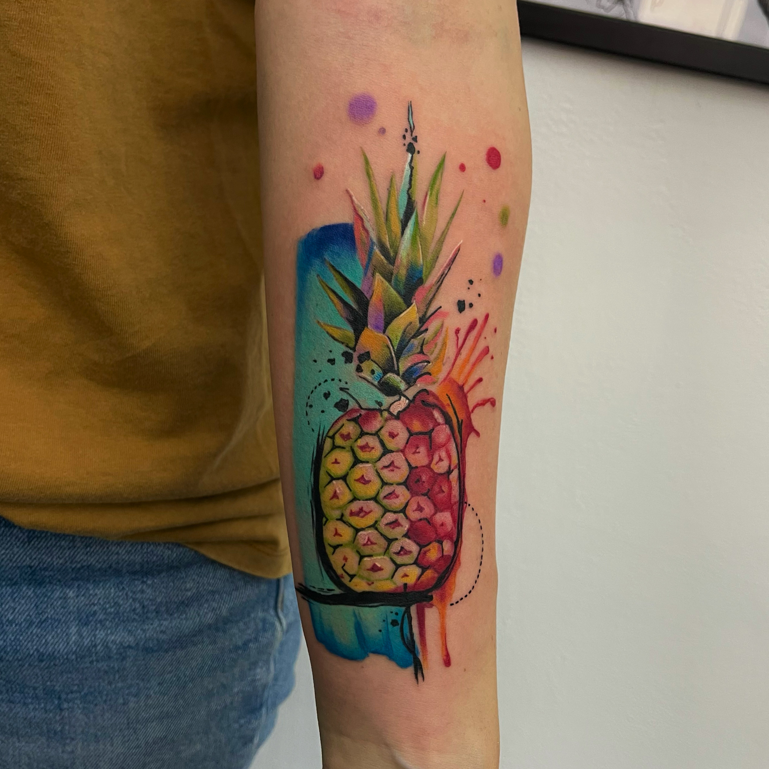 tatuaj ananas, tatuaj watercolour, tatuaj color, tatuaj mana